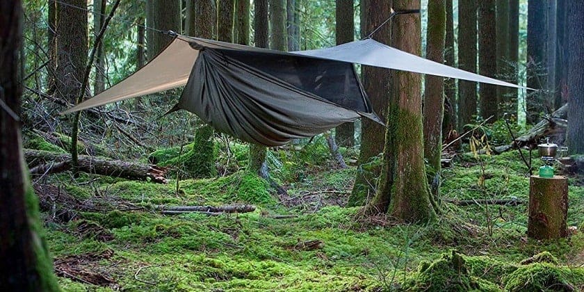 Hennessylead 1531415474 | Québec Preppers Abri bâche en forêt illustrant l'option bâche pour le sac de survie