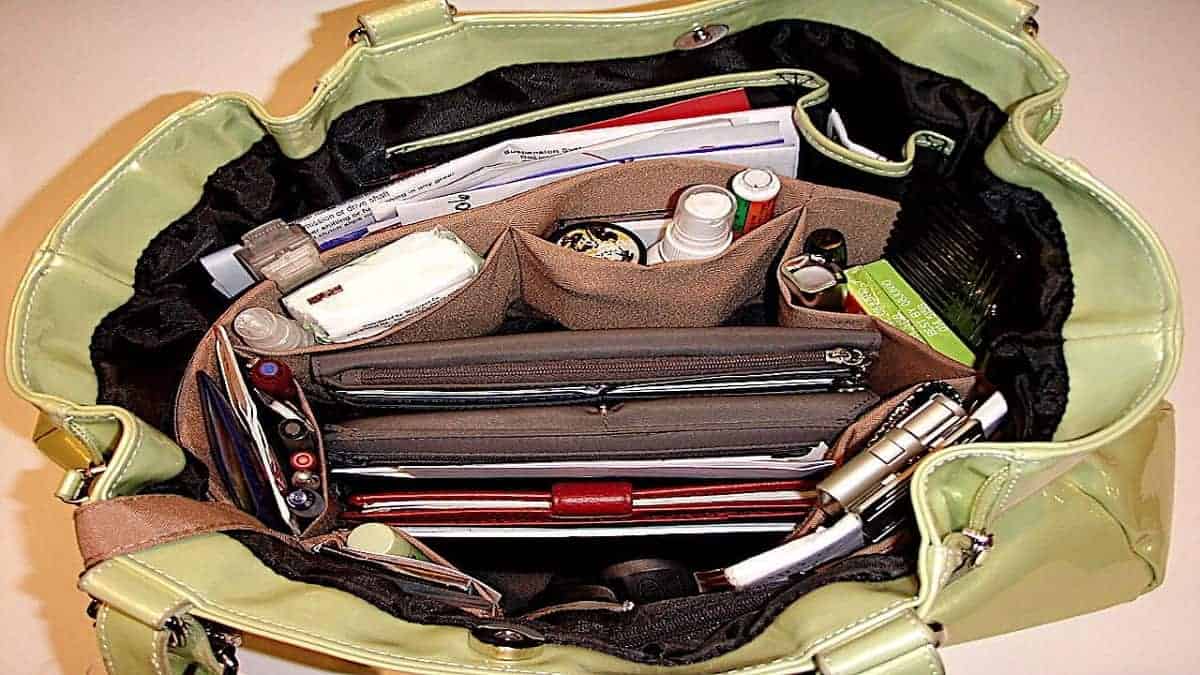 25 articles de préparation que vous devriez garder dans votre sac à main