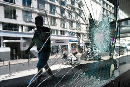 Quand la police attend le crime faut-il vraiment risquer des vies pour « bien » arrêter